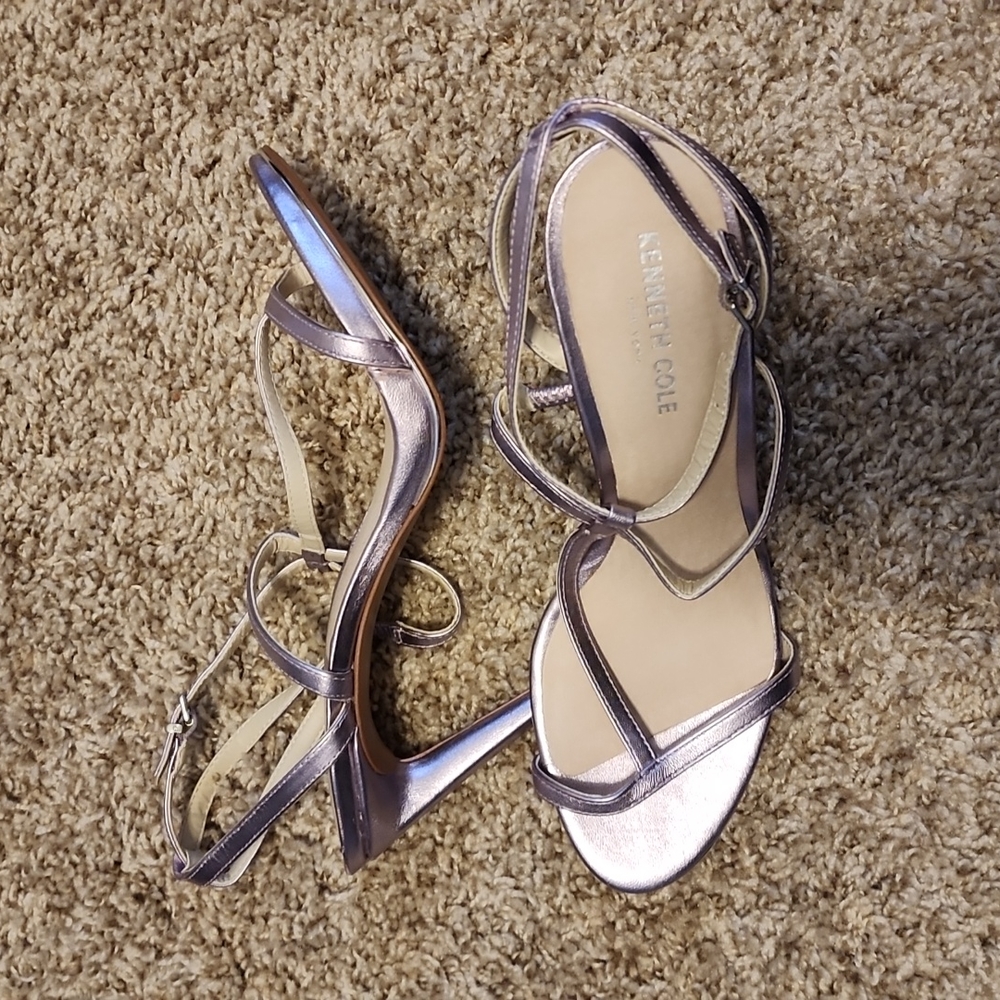 Women size 8.5 Kenneth Cole metallic purple sandal.